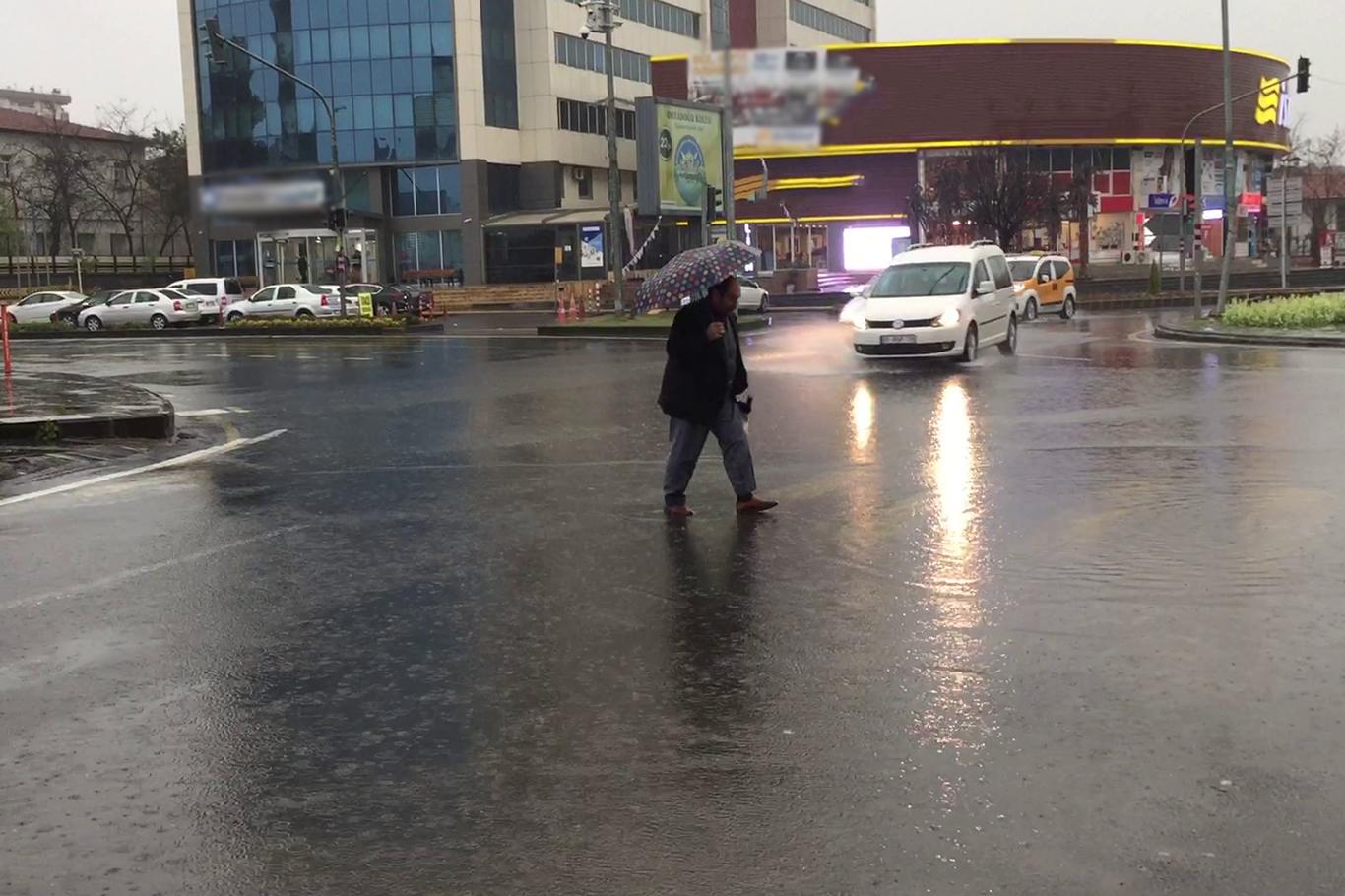 Diyarbakır'ın alt yapı yetersizliği sağanak yağmuru kaldırmıyor